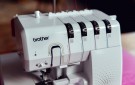 Brother Airflow 3000 overlockmaskin med elektronisk lufttreer. thumbnail