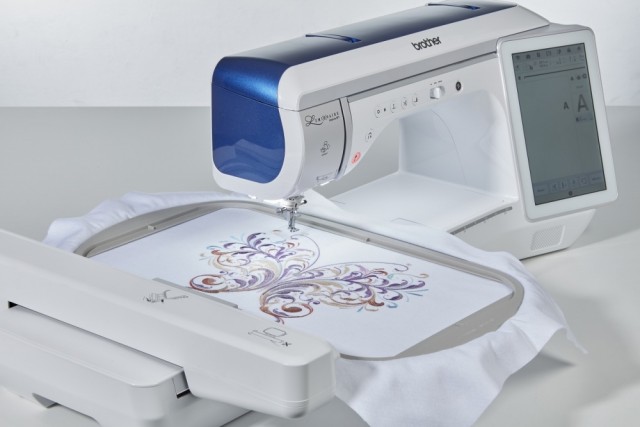 Ekstra stort broderiområde 272 x 408 mm.