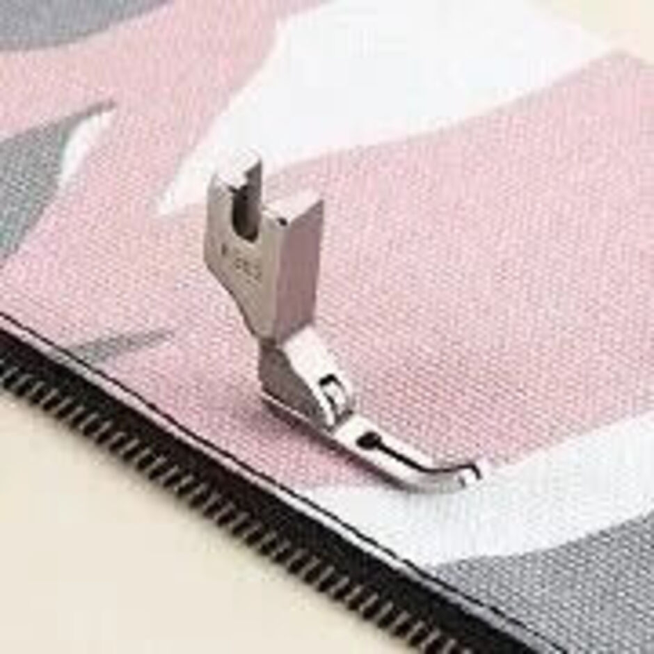 Denne foten er spesial designet  for montering av glidelåser og detaljerte sømmer. Med sin smale profil konstruksjon gir den utmerket kontroll ved glidelås isetting.