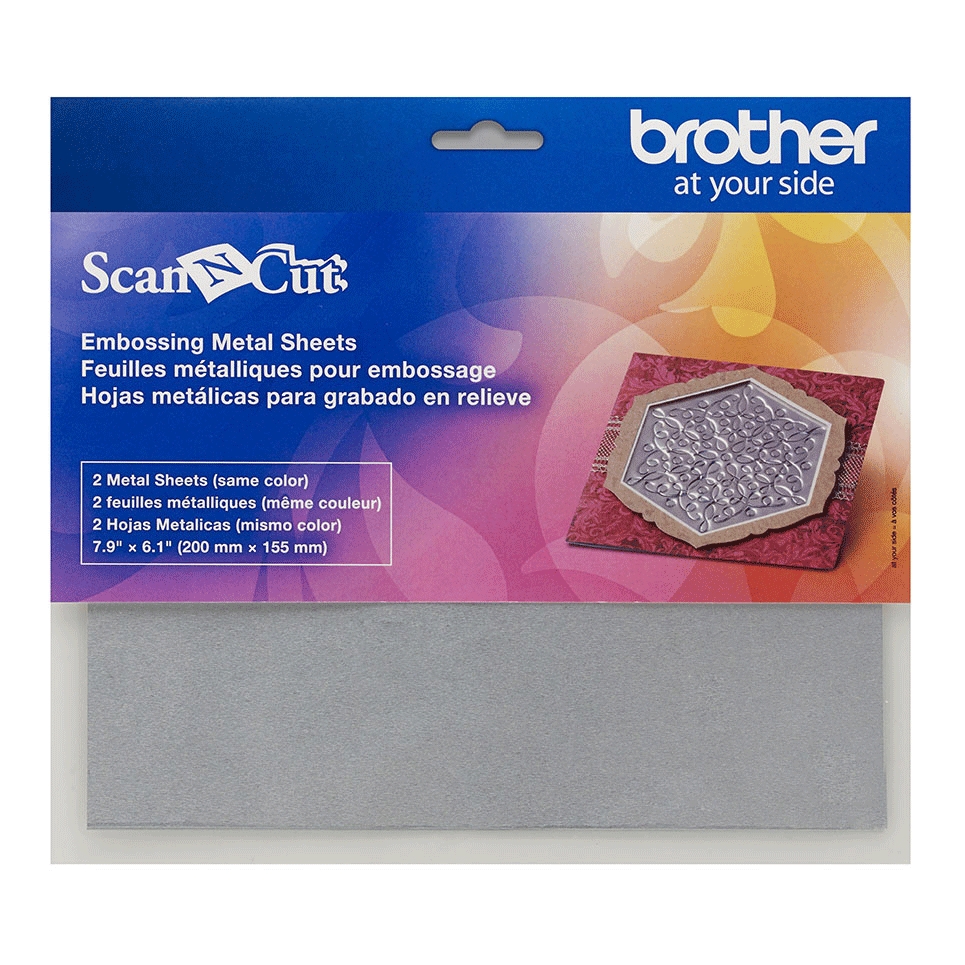 Skap elegante pregingseffekter med Brother ScanNCut CAEBSSMS1. Disse sølvfargede metallarkene gir flotte detaljer til kort, dekorasjoner og kreative prosjekter. Perfekt som tilleggsmateriale til ScanNCut embossing-funksjonen.