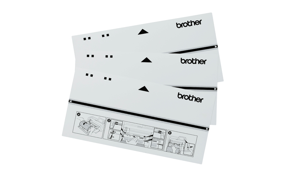 Brother CADXRFLS1 er et sett med 3 klebende føringsark til Roll Feeder 2 for ScanNCut DX. Arkene stabiliserer rullmaterialet under mating og gir bedre kontroll og jevnere skjæring, spesielt med svakere eller omvendt opprullede materialer.